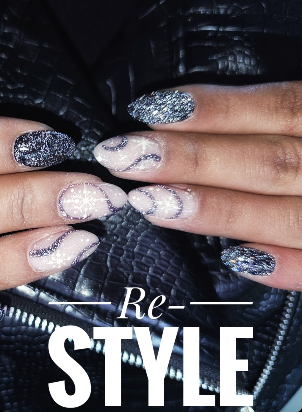 Nagels met glitter en marmer op een zwarte achtergrond, met het Re-Style logo