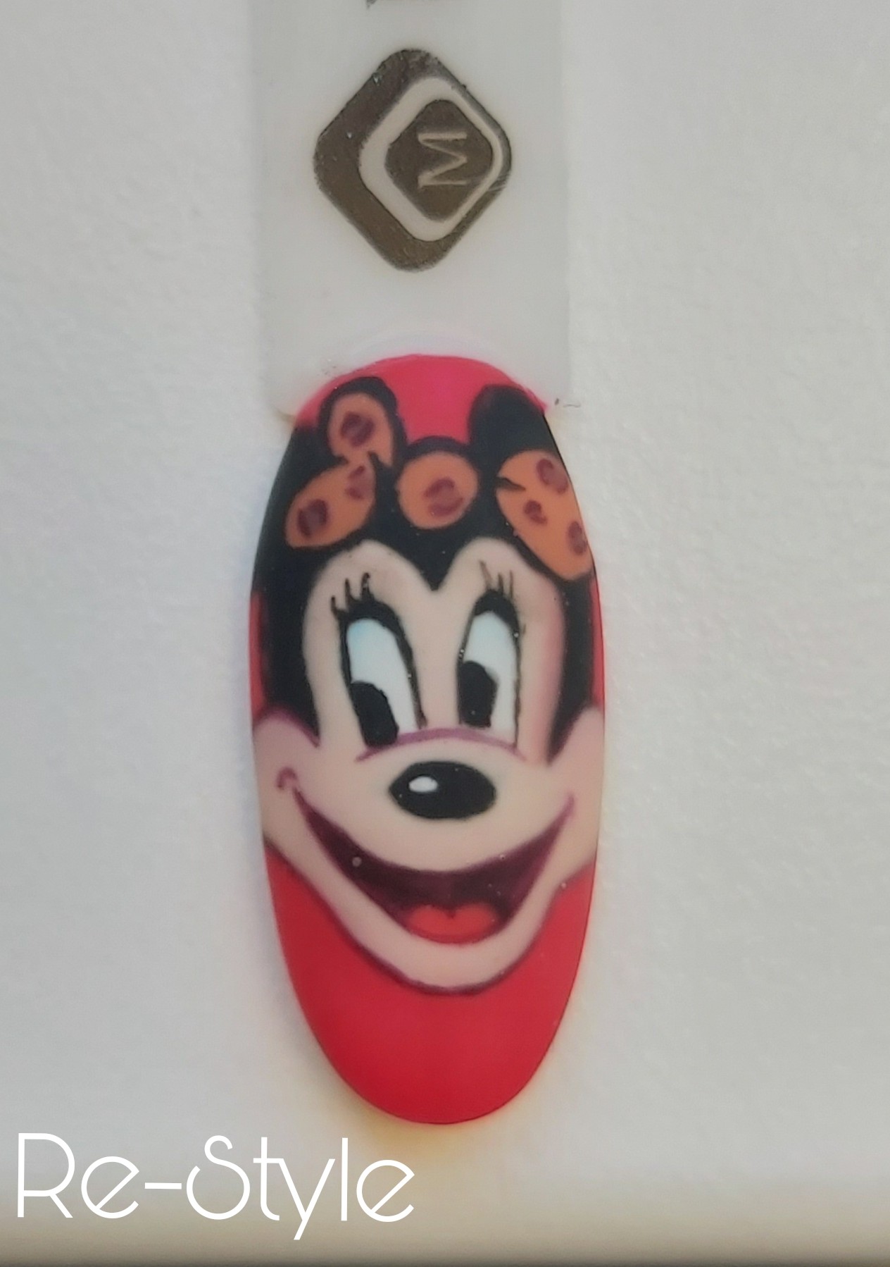 Minnie Mouse op een rode tip