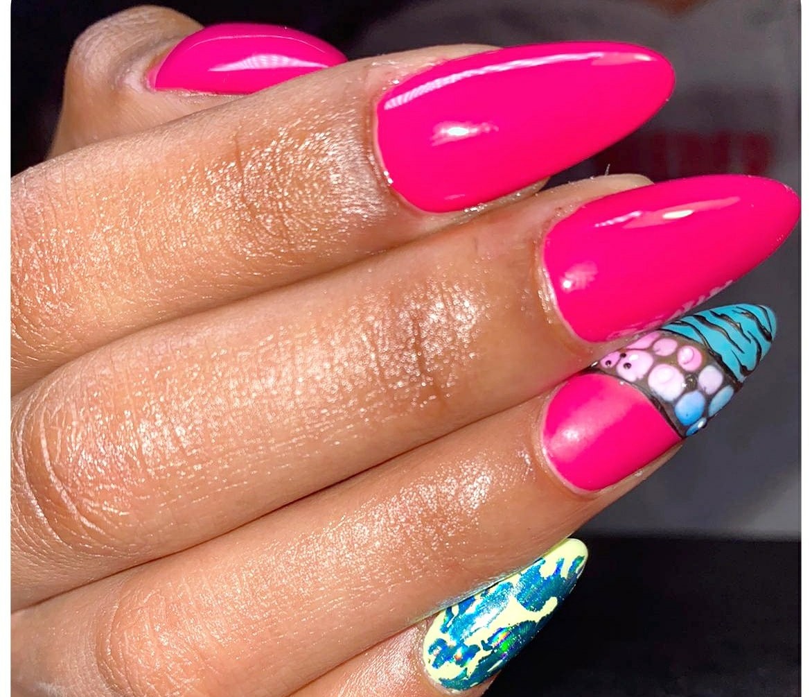Felroze amandelnagels met nailart in cellen en zebrastrepen